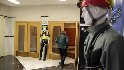 El vicerrector de Estudiantes, Cultura y Deportes, Diego Soto; el subdelegado del Gobierno en León, Héctor Alaiz Moretón, y el coronel jefe de la Comandancia de la Guardia Civil de León, Julio Andrés Gutiérrez Hernández, y el delegado territorial Eduardo Diego inauguran la segunda edición de las Jornadas de Seguridad Integran en Montaña. Foto: Peio García.