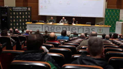 El vicerrector de Estudiantes, Cultura y Deportes, Diego Soto; el subdelegado del Gobierno en León, Héctor Alaiz Moretón, y el coronel jefe de la Comandancia de la Guardia Civil de León, Julio Andrés Gutiérrez Hernández, y el delegado territorial Eduardo Diego inauguran la segunda edición de las Jornadas de Seguridad Integran en Montaña