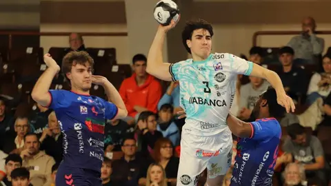 El Abanca Ademar recuperó el pulso competitivo en un encuentro áspero y lleno de altibajos que se decidió en los instantes finales. El equipo de Dani Gordo, que acumulaba cinco partidos sin celebrar una victoria, firmó un trabajado 32-29 frente a un intenso Balonmano Nava que nunca bajó los brazos. Fotos: Isaac Llamazares