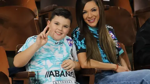 El Abanca Ademar recuperó el pulso competitivo en un encuentro áspero y lleno de altibajos que se decidió en los instantes finales. El equipo de Dani Gordo, que acumulaba cinco partidos sin celebrar una victoria, firmó un trabajado 32-29 frente a un intenso Balonmano Nava que nunca bajó los brazos. Fotos: Isaac Llamazares