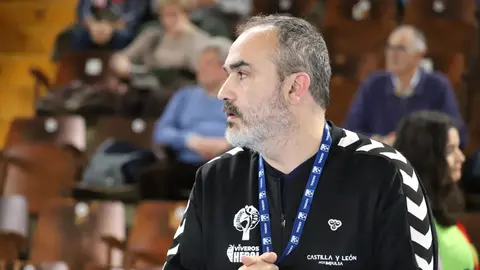 El Abanca Ademar recuperó el pulso competitivo en un encuentro áspero y lleno de altibajos que se decidió en los instantes finales. El equipo de Dani Gordo, que acumulaba cinco partidos sin celebrar una victoria, firmó un trabajado 32-29 frente a un intenso Balonmano Nava que nunca bajó los brazos. Fotos: Isaac Llamazares