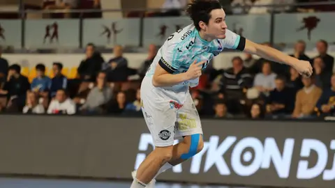 El Abanca Ademar recuperó el pulso competitivo en un encuentro áspero y lleno de altibajos que se decidió en los instantes finales. El equipo de Dani Gordo, que acumulaba cinco partidos sin celebrar una victoria, firmó un trabajado 32-29 frente a un intenso Balonmano Nava que nunca bajó los brazos. Fotos: Isaac Llamazares