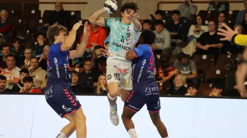 El Abanca Ademar recuperó el pulso competitivo en un encuentro áspero y lleno de altibajos que se decidió en los instantes finales. El equipo de Dani Gordo, que acumulaba cinco partidos sin celebrar una victoria, firmó un trabajado 32-29 frente a un intenso Balonmano Nava que nunca bajó los brazos. Fotos: Isaac Llamazares
