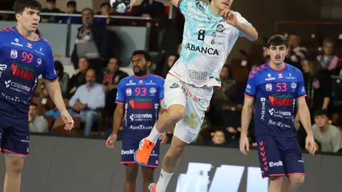 El Abanca Ademar recuperó el pulso competitivo en un encuentro áspero y lleno de altibajos que se decidió en los instantes finales. El equipo de Dani Gordo, que acumulaba cinco partidos sin celebrar una victoria, firmó un trabajado 32-29 frente a un intenso Balonmano Nava que nunca bajó los brazos. Fotos: Isaac Llamazares