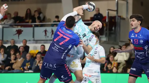El Abanca Ademar recuperó el pulso competitivo en un encuentro áspero y lleno de altibajos que se decidió en los instantes finales. El equipo de Dani Gordo, que acumulaba cinco partidos sin celebrar una victoria, firmó un trabajado 32-29 frente a un intenso Balonmano Nava que nunca bajó los brazos. Fotos: Isaac Llamazares