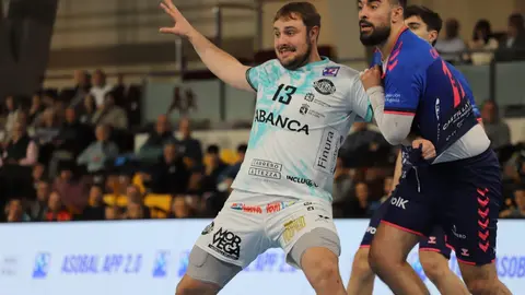 El Abanca Ademar recuperó el pulso competitivo en un encuentro áspero y lleno de altibajos que se decidió en los instantes finales. El equipo de Dani Gordo, que acumulaba cinco partidos sin celebrar una victoria, firmó un trabajado 32-29 frente a un intenso Balonmano Nava que nunca bajó los brazos. Fotos: Isaac Llamazares