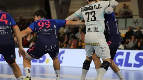 El Abanca Ademar recuperó el pulso competitivo en un encuentro áspero y lleno de altibajos que se decidió en los instantes finales. El equipo de Dani Gordo, que acumulaba cinco partidos sin celebrar una victoria, firmó un trabajado 32-29 frente a un intenso Balonmano Nava que nunca bajó los brazos. Fotos: Isaac Llamazares