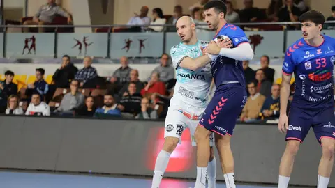 El Abanca Ademar recuperó el pulso competitivo en un encuentro áspero y lleno de altibajos que se decidió en los instantes finales. El equipo de Dani Gordo, que acumulaba cinco partidos sin celebrar una victoria, firmó un trabajado 32-29 frente a un intenso Balonmano Nava que nunca bajó los brazos. Fotos: Isaac Llamazares