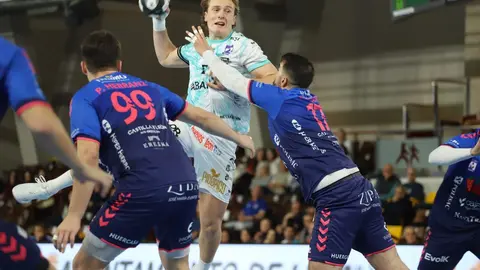 El Abanca Ademar recuperó el pulso competitivo en un encuentro áspero y lleno de altibajos que se decidió en los instantes finales. El equipo de Dani Gordo, que acumulaba cinco partidos sin celebrar una victoria, firmó un trabajado 32-29 frente a un intenso Balonmano Nava que nunca bajó los brazos. Fotos: Isaac Llamazares