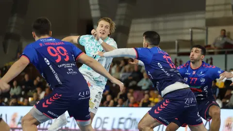 El Abanca Ademar recuperó el pulso competitivo en un encuentro áspero y lleno de altibajos que se decidió en los instantes finales. El equipo de Dani Gordo, que acumulaba cinco partidos sin celebrar una victoria, firmó un trabajado 32-29 frente a un intenso Balonmano Nava que nunca bajó los brazos. Fotos: Isaac Llamazares