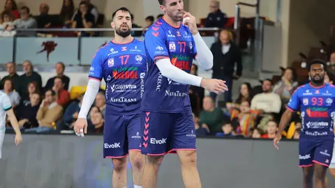 El Abanca Ademar recuperó el pulso competitivo en un encuentro áspero y lleno de altibajos que se decidió en los instantes finales. El equipo de Dani Gordo, que acumulaba cinco partidos sin celebrar una victoria, firmó un trabajado 32-29 frente a un intenso Balonmano Nava que nunca bajó los brazos. Fotos: Isaac Llamazares