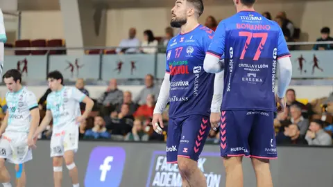 El Abanca Ademar recuperó el pulso competitivo en un encuentro áspero y lleno de altibajos que se decidió en los instantes finales. El equipo de Dani Gordo, que acumulaba cinco partidos sin celebrar una victoria, firmó un trabajado 32-29 frente a un intenso Balonmano Nava que nunca bajó los brazos. Fotos: Isaac Llamazares