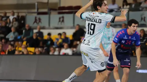 El Abanca Ademar recuperó el pulso competitivo en un encuentro áspero y lleno de altibajos que se decidió en los instantes finales. El equipo de Dani Gordo, que acumulaba cinco partidos sin celebrar una victoria, firmó un trabajado 32-29 frente a un intenso Balonmano Nava que nunca bajó los brazos. Fotos: Isaac Llamazares