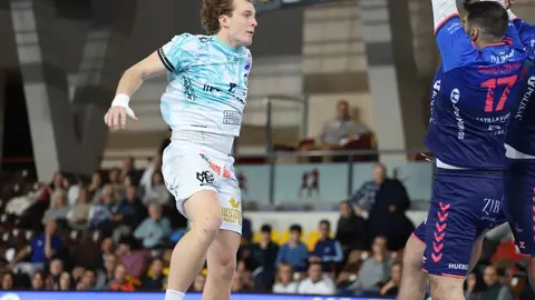 El Abanca Ademar recuperó el pulso competitivo en un encuentro áspero y lleno de altibajos que se decidió en los instantes finales. El equipo de Dani Gordo, que acumulaba cinco partidos sin celebrar una victoria, firmó un trabajado 32-29 frente a un intenso Balonmano Nava que nunca bajó los brazos. Fotos: Isaac Llamazares