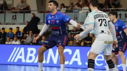 El Abanca Ademar recuperó el pulso competitivo en un encuentro áspero y lleno de altibajos que se decidió en los instantes finales. El equipo de Dani Gordo, que acumulaba cinco partidos sin celebrar una victoria, firmó un trabajado 32-29 frente a un intenso Balonmano Nava que nunca bajó los brazos. Fotos: Isaac Llamazares