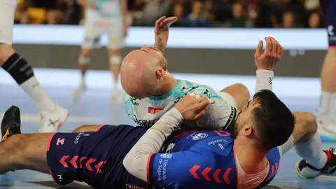 El Abanca Ademar recuperó el pulso competitivo en un encuentro áspero y lleno de altibajos que se decidió en los instantes finales. El equipo de Dani Gordo, que acumulaba cinco partidos sin celebrar una victoria, firmó un trabajado 32-29 frente a un intenso Balonmano Nava que nunca bajó los brazos. Fotos: Isaac Llamazares