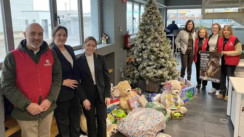 Los trabajadores de Hijolusa han respondido un año más de manera masiva a la tercera edición de la campaña solidaria 'Ningún niño sin juguete esta Navidad', desarrollada en colaboración con Cáritas Diocesana de León. Gracias a esta iniciativa, un centenar de pequeños de la provincia recibirán juguetes nuevos estas fiestas navideñas.