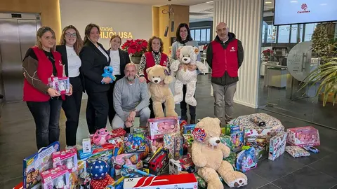 Los trabajadores de Hijolusa han respondido un año más de manera masiva a la tercera edición de la campaña solidaria 'Ningún niño sin juguete esta Navidad', desarrollada en colaboración con Cáritas Diocesana de León. Gracias a esta iniciativa, un centenar de pequeños de la provincia recibirán juguetes nuevos estas fiestas navideñas.