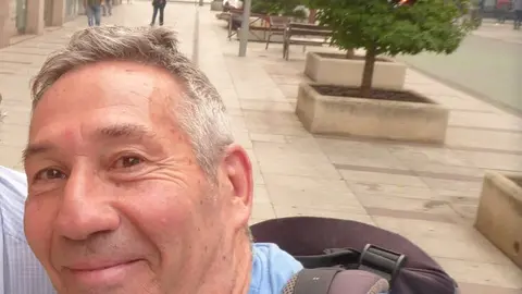 Artista Paco Fergar ha realiza grabado