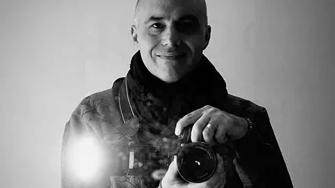 Artista. El fotógrafo   Carlos Nestar.