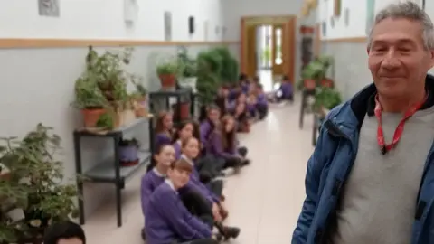 El  artista Paco Fergar, en la exposicón, con estudiantes de primero de la ESO