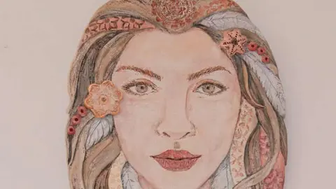 Escultura en relieve, y pintada, de Cathy Thompson