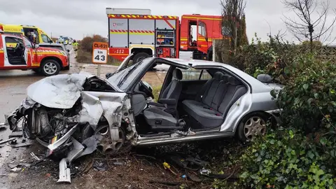 Cinco heridos, tres de ellos atrapados, es el balance de un grave accidente de tráfico ocurrido este viernes tras un choque frontal en Bercianos del Páramo. En la imagen, efectivos del Sepeis, durante las labores de auxilio en la zona. Foto: Sepeis
