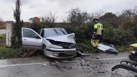 Cinco heridos, tres de ellos atrapados, es el balance de un grave accidente de tráfico ocurrido este viernes tras un choque frontal en Bercianos del Páramo. En la imagen, efectivos del Sepeis, durante las labores de auxilio en la zona. Foto: Sepeis