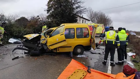 Cinco heridos, tres de ellos atrapados, es el balance de un grave accidente de tráfico ocurrido este viernes tras un choque frontal en Bercianos del Páramo. En la imagen, efectivos del Sepeis, durante las labores de auxilio en la zona. Foto: Sepeis