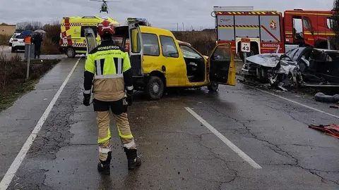 Cinco heridos, tres de ellos atrapados, es el balance de un grave accidente de tráfico ocurrido este viernes tras un choque frontal en Bercianos del Páramo. En la imagen, efectivos del Sepeis, durante las labores de auxilio en la zona. Foto: Sepeis