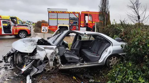 Cinco heridos, tres de ellos atrapados, es el balance de un grave accidente de tráfico ocurrido este viernes tras un choque frontal en Bercianos del Páramo. En la imagen, efectivos del Sepeis, durante las labores de auxilio en la zona. Foto: Sepeis