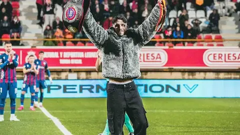 El boxeador Antonio Barrul realizó el saque de honor del partido.