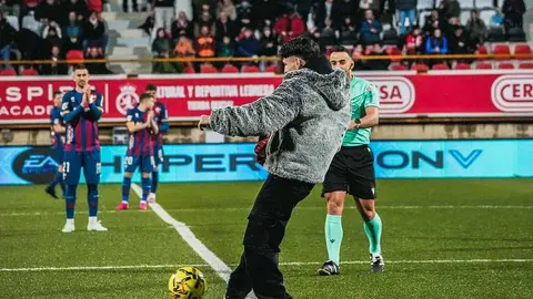 El boxeador Antonio Barrul realizó el saque de honor del partido.