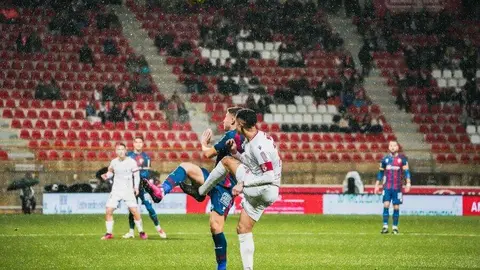 Intenso partido el disputado por la Cultural ante el Huesca en un Reino de León que vivió un 'diluvio' en algunos momentos del partido.