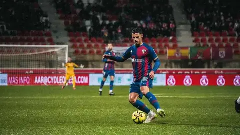 Intenso partido el disputado por la Cultural ante el Huesca en un Reino de León que vivió un 'diluvio' en algunos momentos del partido.