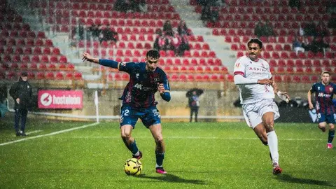Intenso partido el disputado por la Cultural ante el Huesca en un Reino de León que vivió un 'diluvio' en algunos momentos del partido.