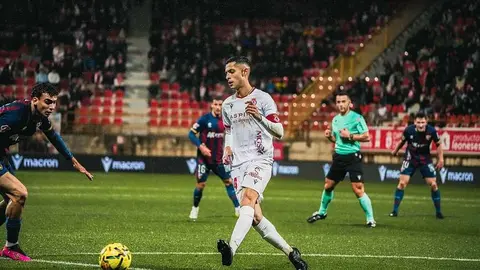 Intenso partido el disputado por la Cultural ante el Huesca en un Reino de León que vivió un 'diluvio' en algunos momentos del partido.