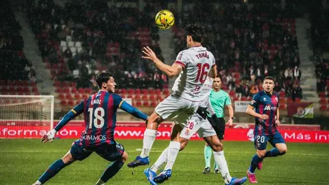 Intenso partido el disputado por la Cultural ante el Huesca en un Reino de León que vivió un 'diluvio' en algunos momentos del partido.