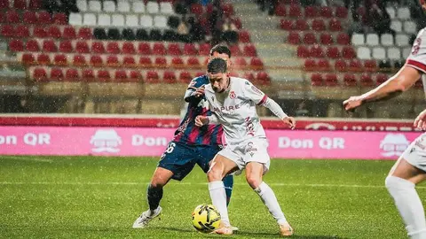 Intenso partido el disputado por la Cultural ante el Huesca en un Reino de León que vivió un 'diluvio' en algunos momentos del partido.