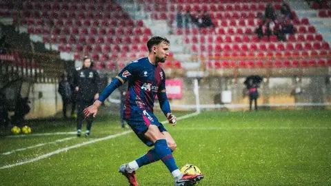 Intenso partido el disputado por la Cultural ante el Huesca en un Reino de León que vivió un 'diluvio' en algunos momentos del partido.