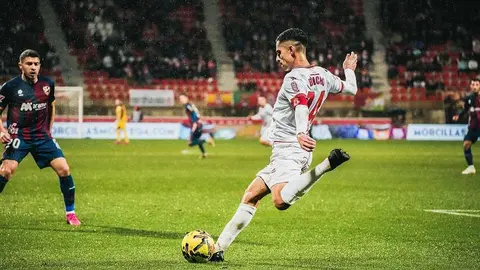Intenso partido el disputado por la Cultural ante el Huesca en un Reino de León que vivió un 'diluvio' en algunos momentos del partido.
