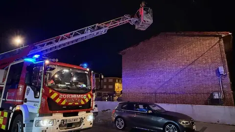 Junta, Ayuntamiento y Colegio acuerdan el traslado temporal del alumnado de Infantil del CEIP Trepalio a la Casa de Cultura de Trobajo del Camino por motivos de seguridad. La decisión se ha adoptado ante el riesgo detectado en el tejado del edificio de Infantil, donde se ha registrado un hundimiento en una de las esquinas. El alcance continúa en fase de evaluación técnica. En la imagen, bomberos de León en el lugar del incidente. (Fotos: Ayto San Andrés)