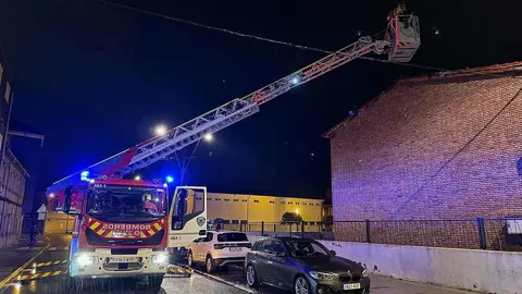 Junta, Ayuntamiento y Colegio acuerdan el traslado temporal del alumnado de Infantil del CEIP Trepalio a la Casa de Cultura de Trobajo del Camino por motivos de seguridad. La decisión se ha adoptado ante el riesgo detectado en el tejado del edificio de Infantil, donde se ha registrado un hundimiento en una de las esquinas. El alcance continúa en fase de evaluación técnica. En la imagen, bomberos de León en el lugar del incidente. (Fotos: Ayto San Andrés)