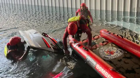 Bomberos de León intervinieron en el rescate de dos personas de avanzada edad que quedaron atrapadas en el interior de su vehículo tras quedar completamente anegado por el agua en la pasarela subterránea de la calle Príncipe, en San Andrés del Rabanedo. Fotos de Bomberos León