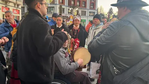 El centro de León se transformó en el escenario de la V Madreñada este sábado. Foto: Silvia García