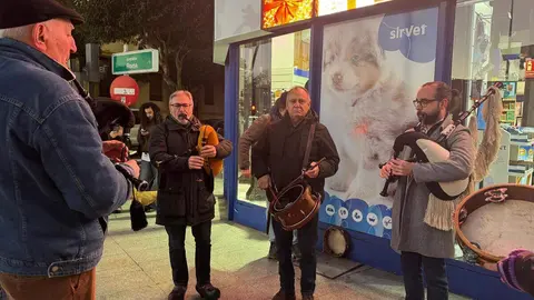 El centro de León se transformó en el escenario de la V Madreñada este sábado. Foto: Silvia García
