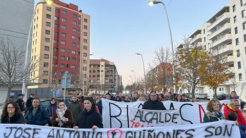 Vecinos y vecinas de Puente Castro participan en la cacerolada convocada por la Plataforma León Sur, con pancartas y utensilios de cocina, mostrando su rechazo a la macroplanta de biomasa y reclamando un futuro saludable para el barrio.