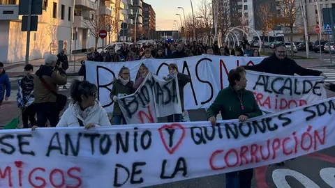 Vecinos y vecinas de Puente Castro participan en la cacerolada convocada por la Plataforma León Sur, con pancartas y utensilios de cocina, mostrando su rechazo a la macroplanta de biomasa y reclamando un futuro saludable para el barrio.