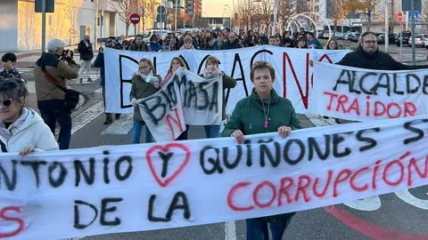 Vecinos y vecinas de Puente Castro participan en la cacerolada convocada por la Plataforma León Sur, con pancartas y utensilios de cocina, mostrando su rechazo a la macroplanta de biomasa y reclamando un futuro saludable para el barrio.