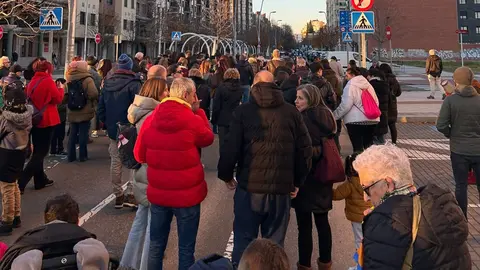 Vecinos y vecinas de Puente Castro participan en la cacerolada convocada por la Plataforma León Sur, con pancartas y utensilios de cocina, mostrando su rechazo a la macroplanta de biomasa y reclamando un futuro saludable para el barrio.